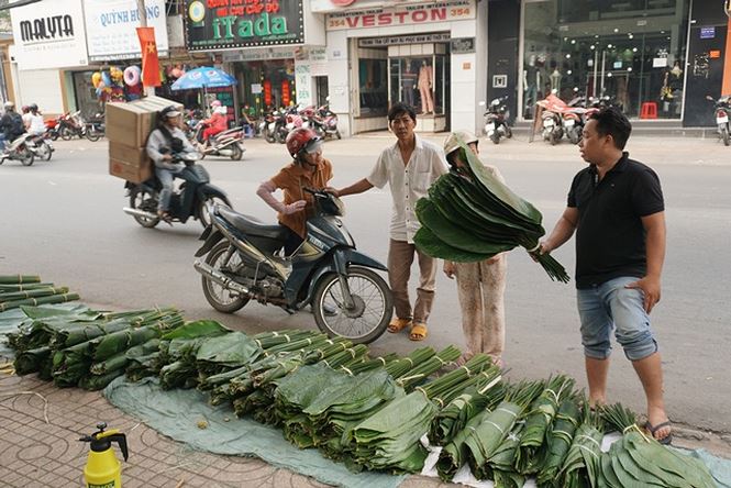 120.000 đồng một bó lá dong bán vỉa hè Sài Gòn
